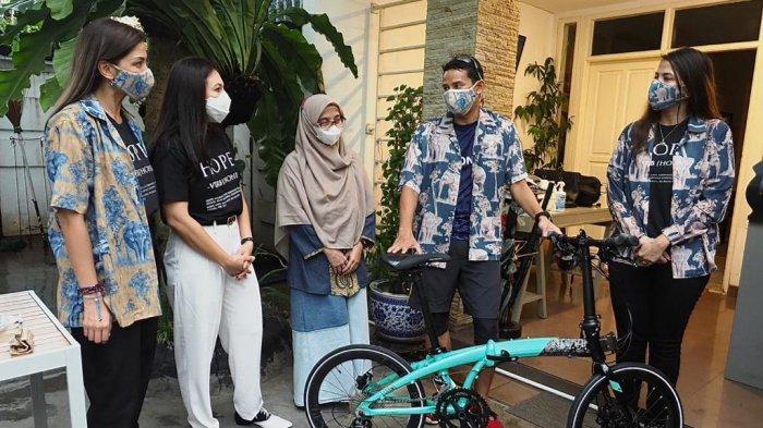 Terima Sepeda 'Bike for Hope' dari Wulan Guritno, Sandi Buka Donasi di 5 DSP untuk Para Pekerja Seni
