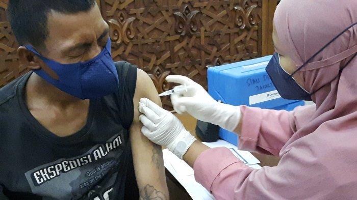 Satpol PP Jakarta Barat Targetkan Bisa Memberi Vaksinasi Covid-19 Terhadap 1.800 PMKS & Masyarakat