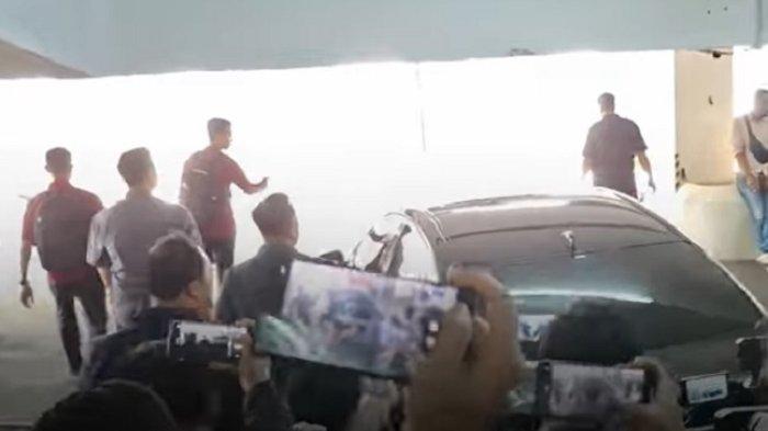 Saat Mendikti Saintek Satryo Langsung Kabur Hindari Pertanyaan Soal Reshuffle Kabinet