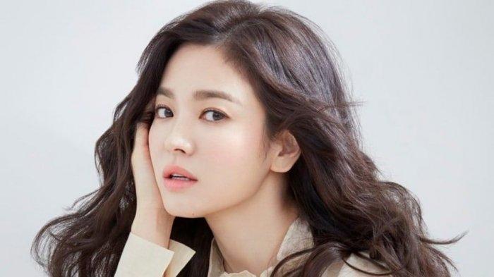 Song Hye Kyo Rayakan Hari Hangul dengan Menyumbang Pamflet Tentang Sejarah Korea