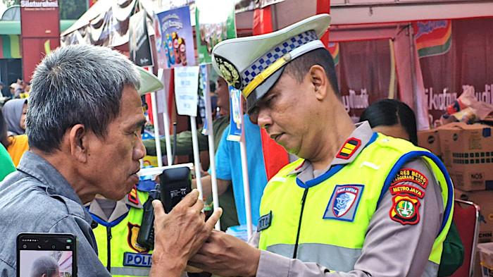 SOPIR BUS - Pemeriksaan kesehatan puluhan sopir bus menjelang pemberangkatan mudik gratis pelaku usaha Warmindo di di Jalan Daan Mogot, Batu Ceper, Kota Tangerang, Banten, Kamis (19/3).