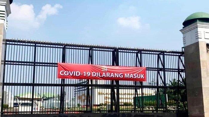 Tutup Gerbang Utama Kompleks Parlemen Hingga 20 Juli, DPR Pasang Spanduk Covid-19 Dilarang Masuk