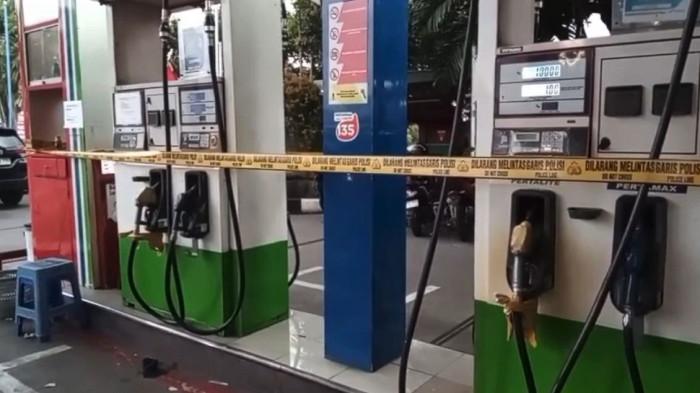 SPBU 34.116.12 Kembangan, Jakarta Barat, disegel karena terbukti ada BBM jenis Pertalite yang tercampur Solar.
