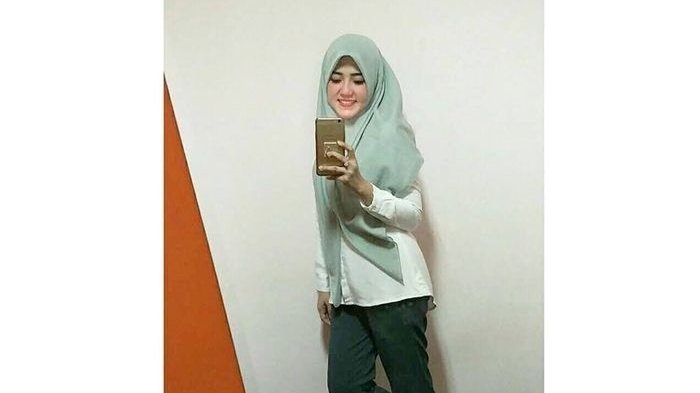 Gaya Hijab Sporty Via Valen yang Sederhana dan Boyish
