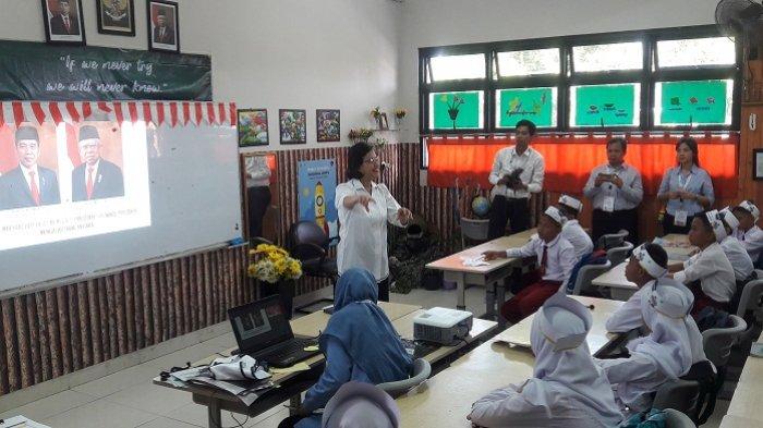 Pagi-pagi Menkeu Sri Mulyani Mengajar Siswa SD Negeri 01 Kenari Jakarta Pusat