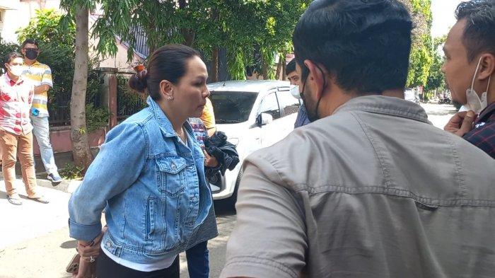 Polisi Geledah Rumah Nikita Mirzani, Asisten Jemput Anak-anak