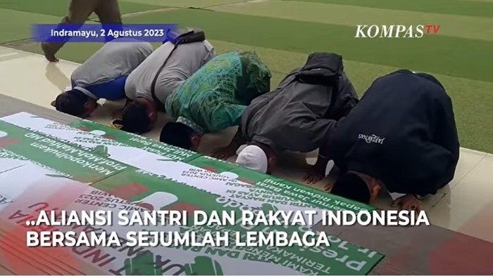 Sujud Syukur Santri di Indramayu Usai Panji Gumilang Jadi Tersangka dan Ditahan