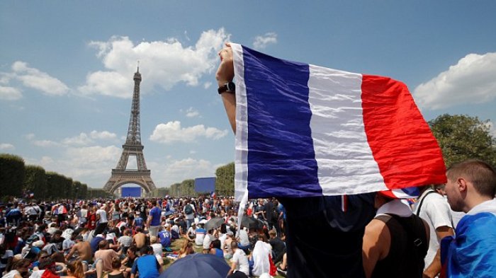 Warga Berkumpul di Menara Eiffel Rayakan Kemenangan Timnas Prancis