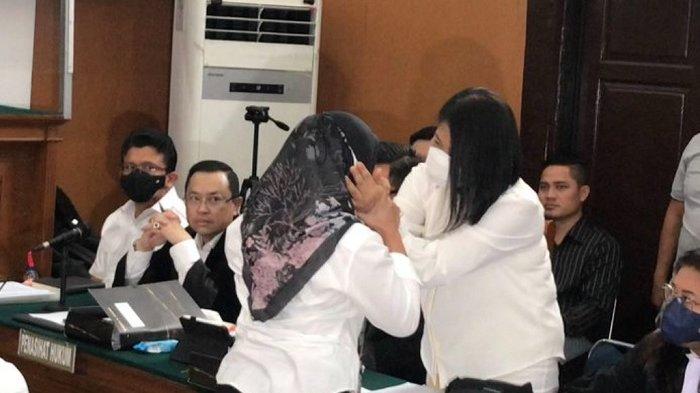 Bertemu di Ruang Sidang Susi ART Sambo Langsung Peluk Putri Candrawathi & Cium Tangan Ferdy Sambo.