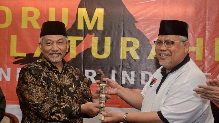 Jelang Pemilu 2024, Presiden PKS Ahmad Syaikhu Dapat Golok dari FSPI, Dianggap Dekat dengan Pendekar