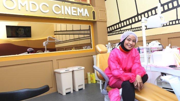 Tantri dan Chua Kotak Nyaman Merawat Gigi di OMDC Bintaro, Buka Cabang ke-12 dengan Konsep Bioskop