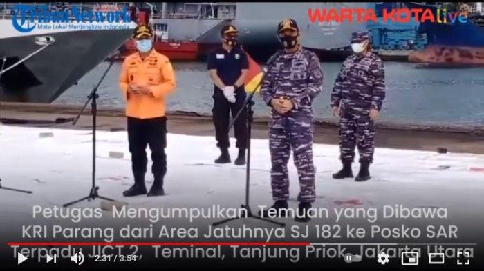 VIDEO Petugas TNI Mengumpulkan Berbagai Temuan yang Dibawa KRI Parang dari Area Jatuhnya SJ 182