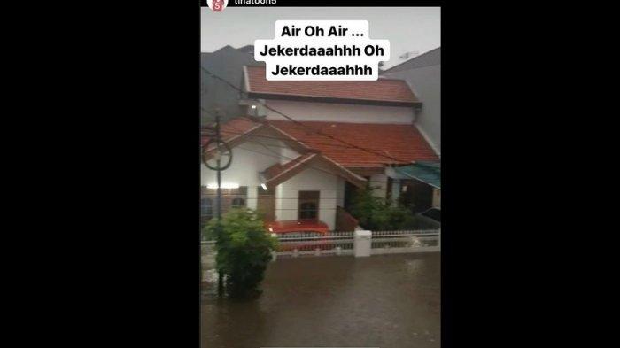 Kondisi rumah Oma Tina Toon di Kelapa Gading yang dilanda banjir. Tina Toon pun mengaku berada di lantas atas rumah tersebut dan terisolasi. 