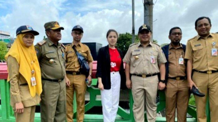 Tina Toon menyebutkan Jakarta, khususnya kawasan Kelapa Gading sampai hampir seluruh wilayah Jakarta Utara, sudah empat diterjang banjir hanya dalam dua bulan! Tina Toon sampai mendatangi Mal Artha Gading di Kelapa Gading, Senin (24/2/2020). Bersama anggota Komisi A DPRD DKI Jakarta, Tina Toon melihat sekaligus memeriksa kondisi salah satu pompa mobile di Kelapa Gading. 