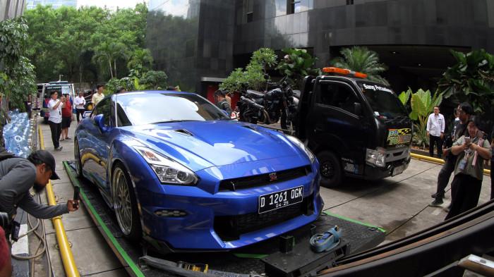 Foto-foto 32 Kendaraan Sitaan Kasus Eks Wamenaker Noel Dipindahkan KPK - towing-berukuran.jpg