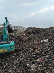 Pemkab Karawang Pusing Hadapi Gunungan Sampah Setinggi 15 Meter di TPA Jalupang