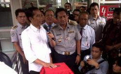 Gubernur Jakarta Jokowi Operasikan 30 Bus Baru Transjakarta