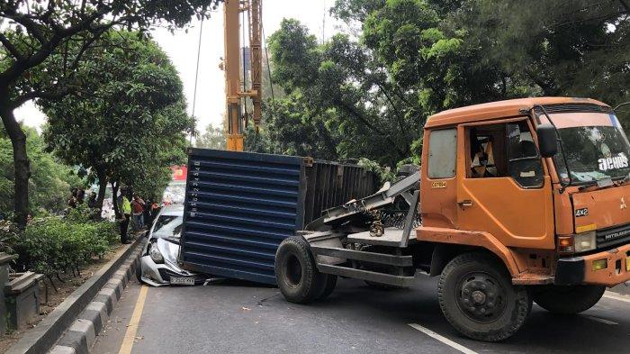 Truk Kontainer yang Terguling di Bekasi dan Timpa Mobil Pribadi Sempat Tidak Kuat Nanjak