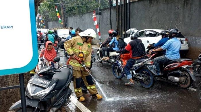 WASPADA, Ada Tumpahan Solar di Depan RSUD Jagakarsa, 25 Motor Sudah Dibuat Tergelincir