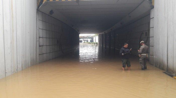 Underpass Senen, Jakarta Pusat kebanjiran, Selasa (25/2/2020). 