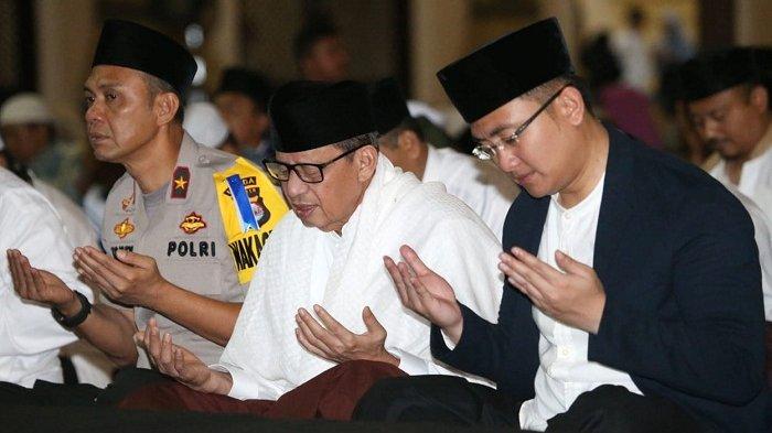 Gubernur Banten, Wahidin Halim bersama Wakilnya Andika Hazrumy, mengisi malam pergantian tahun 2019 dengan menggelar dzikir dan doa bersama di Mesjid Raya Al-Bantani, Kawasan Pusat Pemerintahan Provinsi Banten, Kota Serang, Selasa (1/1/2019). 