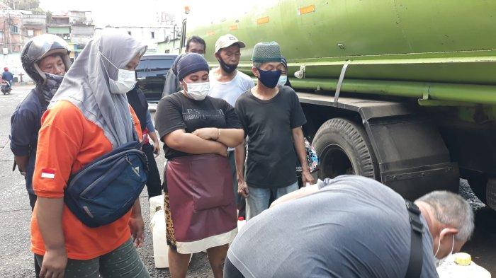 Minyak Goreng Murah di Pasar Kramat Jati Diserbu Warga Terutama Ibu-ibu