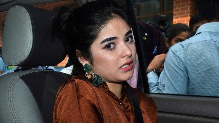 Aktris Cantik Ini Dikecam Sekaligus Dipuji karena Keluar dari Akting Demi Agamanya