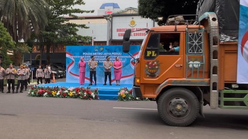 Polda Metro Jaya Kirim 15 Kendaraan Logistik untuk Korban Bencana di Aceh, Sumut, dan Sumbar
