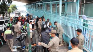 100-petugas-gabungan-melakukan-penertiban-PKL-dan-parkir-liar-Kamis-16102025.jpg