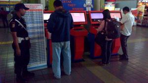 20150420-mesin-cetak-tiket-ctm-di-stasiun-gambir_20150420_144056.jpg