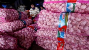 20170510atasi-lonjakan-harga-2900-ton-bawang-putih-impor-masuk-pekan-depan_20170510_143714.jpg