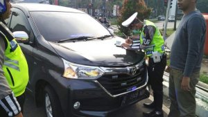 wartakota/2017101242-kendaraan-terjaring-razia-sirine-dan-rotator-di-serpong_20171012_164401.jpg