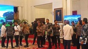 AHY-Jabat-Tangan-Moeldoko.jpg