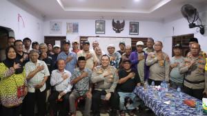 AKBP-Martuasah-Hermindo-Tobing-mengunjungi-Satkamling-di-Sekretariat-RW-011-Selasa-30092025.jpg