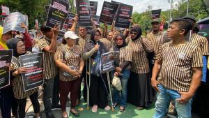 AKSI-DAMAI-di-Depan-Mahkamah-Agung.jpgPujakesuma-dan-KMPHI-Gelar-Aksi-Damai-di-Depan-MA.jpg