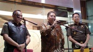 Airlangga-Hartarto-memberikan-keterangan-usai-menjalani-pemeriksaan-di-Gedung-Bundar.jpg