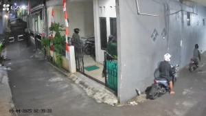 Aksi-pencurian-sepeda-motor-terekam-CCTV-di-RT-1212-Ciracas-Jakarta-Timur-Kamis-492025.jpg