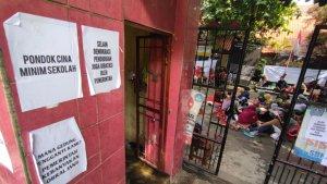 Aksi-penolakan-pengosongan-tergambar-dari-poster-di-tiap-sudut-SDN-Pondok-Cina-1.jpg