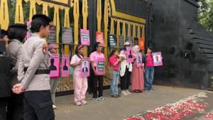 Aksi-tabur-bunga-di-depan-Polda-Metro-jaya.jpg
