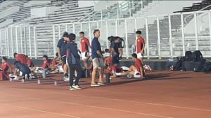 Alex-Pastoor-hadir-dalam-sesi-latihan-Timnas-Indonesia-U-23.jpg
