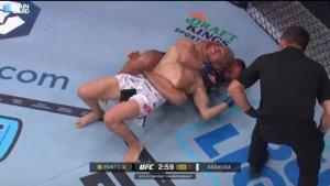 Alexander-Pantoja-melakukan-Rear-Naked-Choke-Kai-Asakura-dalam-UFC-310.jpg