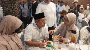 Anas-Urbaningrum-didampingi-sang-istri-melahap-santap-buka-puasa.jpg
