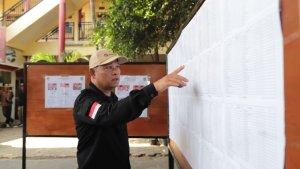Anggota-Bawaslu-Totok-Hariyono-memeriksa-DPT-di-TPS-05.jpg