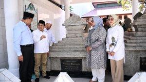 Anies-Cak-Imin-ziara-ke-Makam-Diponegoro.jpg