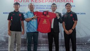 Arief-Nasrudin-dan-Mohamad-Prapanca-saat-menunjukkan-logo-PAM-Jaya-di-Jersey-Persija.jpg