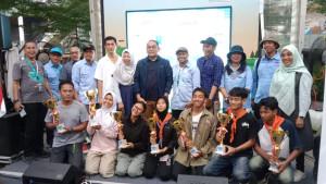 Arifin-jaket-biru-saat-penutupan-Outfest-2025-di-Senayan-Park-Jakarta-Pusat-Minggu-5102025.jpg