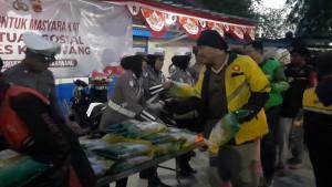 BANTUAN-SOSIAL-Jajaran-Polres-Karawang-menyalurkan-bantuan-beras-ke-ratusan-ojek-online.jpg