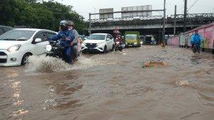 Banjir-hingga-lebih-kurang-50-centimeter-melanda-Jalan-Bekasi-Barat.jpg