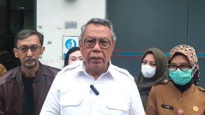 Benyamin-Davnie-jenguk-korban-kecelakaan-bus.jpg