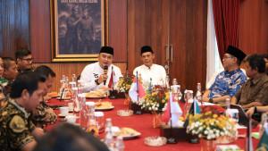 Bupati-Bogor-Rudy-Susmanto-pegang-mic-memimpin-rapat-pada-Jumat-1992025.jpg